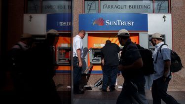 Trabajadores reparan el da&ntilde;o en un cajero autom&aacute;tico de SunTrust en Washington el lunes 1 de junio de 2020 por manifestantes que causaron disturbios, en Washington D.C.&nbsp;