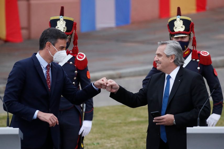 El primer ministro de España, Pedro Sánchez, a la izquierda, golpea con el puño al presidente de Argentina, Alberto Fernández, en medio de la pandemia de COVID-19, al final de su conferencia de prensa durante la visita de un día de Sánchez a Buenos Aires, Argentina