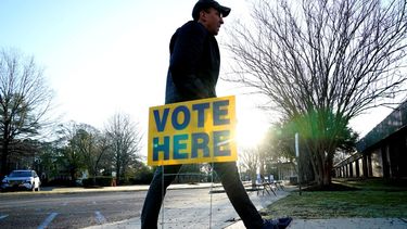 Un votante acude a la Escuela Primaria Meadowfield en Columbia, Carolina del Sur, el 24 de febrero de 2024, durante las primarias republicanas de Carolina del Sur.