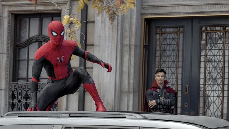 En esta imagen difundida por Sony Pictures, Tom Holland, a la izquierda, y Benedict Cumberbatch en una escena de "Spider-Man: No Way Home" de Columbia Pictures. 