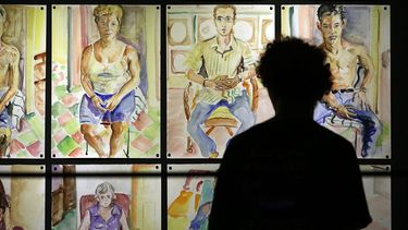 Un hombre observa las obras del artista neoyorquino&nbsp;James&nbsp;Rauchman&nbsp;que componen la exposición Esperando, inaugurada en la Fábrica de Arte Cubano de La Habana.