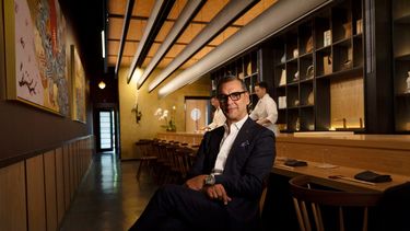 El venezolano Álvaro Pérez Miranda posa en su restaurante Ogawa, en Miami.