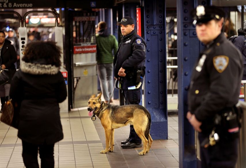 Policías patrullan el pasaje que vincula la terminal de autobuses de la Autoridad Portuaria de la ciudad de Nueva York con la estación de metro de Times Square, el 12 de diciembre de 2017, en Nueva York.&nbsp;
