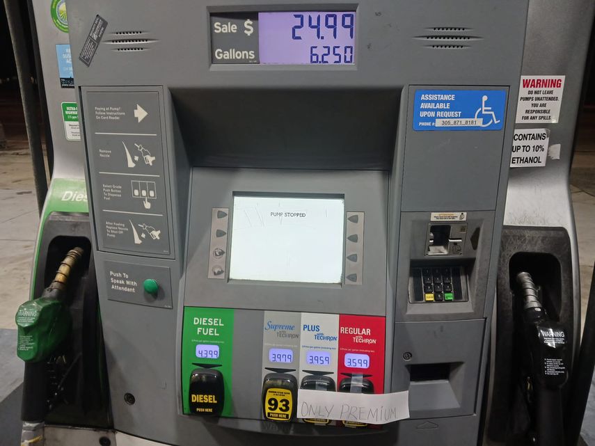 Varias gasolineras en Miami no están expendiendo gasolina regular y especial. La causa sería las inundaciones en Broward.