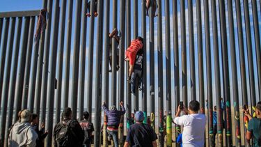 Migrantes escalan muro en noroeste de México y cruzan ilegalmente a EEUU.