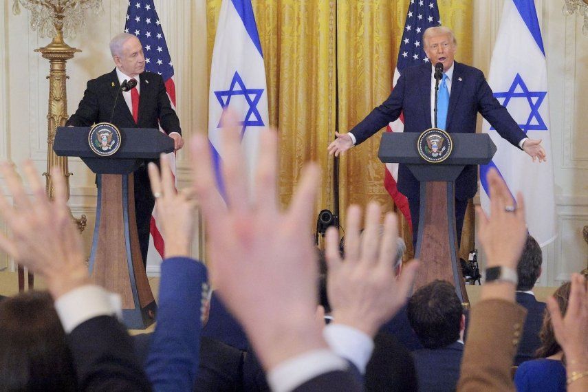 Los reporteros levantan la mano para hacer preguntas mientras el primer ministro israelí, Benjamin Netanyahu, y el presidente estadounidense, Donald Trump, hablan durante una conferencia de prensa conjunta celebrada en el Salón Este de la Casa Blanca el 4 de febrero de 2025 en Washington, DC.&nbsp;