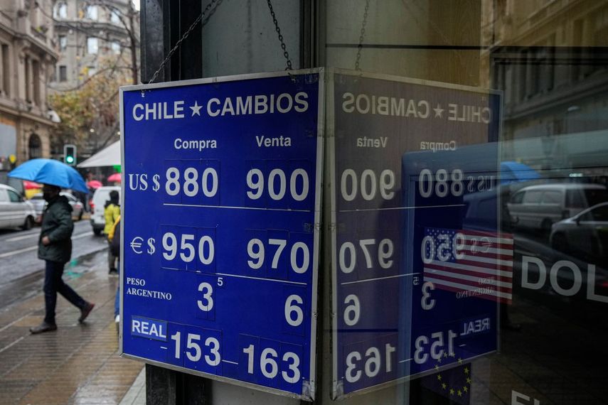 Un tablero muestra los tipos de cambio cruzados entre las monedas extranjeras y el peso chileno, en Santiago, Chile, el jueves 23 de junio de 2022.