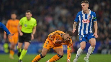 El delantero francés del Real Madrid, Kylian Mbappé, hace un gesto tras recibir una falta durante el partido de fútbol de la liga española ante el RCD Espanyol en el Estadio RCDE en Cornella de Llobregat, el 1 de febrero de 2025.