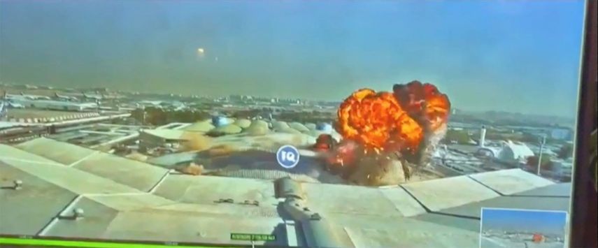 La captura tomada de las imágenes de CCTV publicadas por la Dirección General de Aviación Civil de Kuwait (DGCA) muestra una explosión tras un ataque con dron en una Terminal del Aeropuerto Internacional de Kuwait el 3 de junio de 2026.