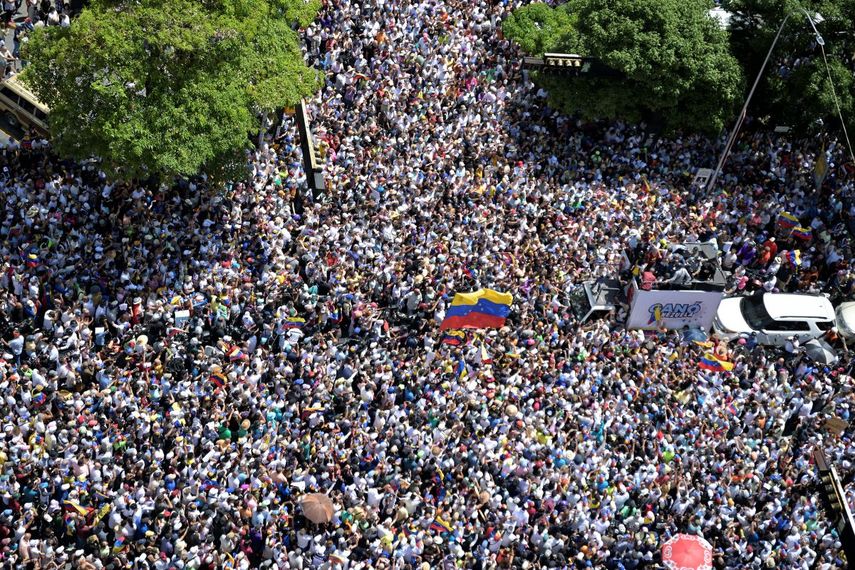 Esta vista aérea muestra a miles de personas que asisten a una protesta convocada por la oposición para que se reconozca la 