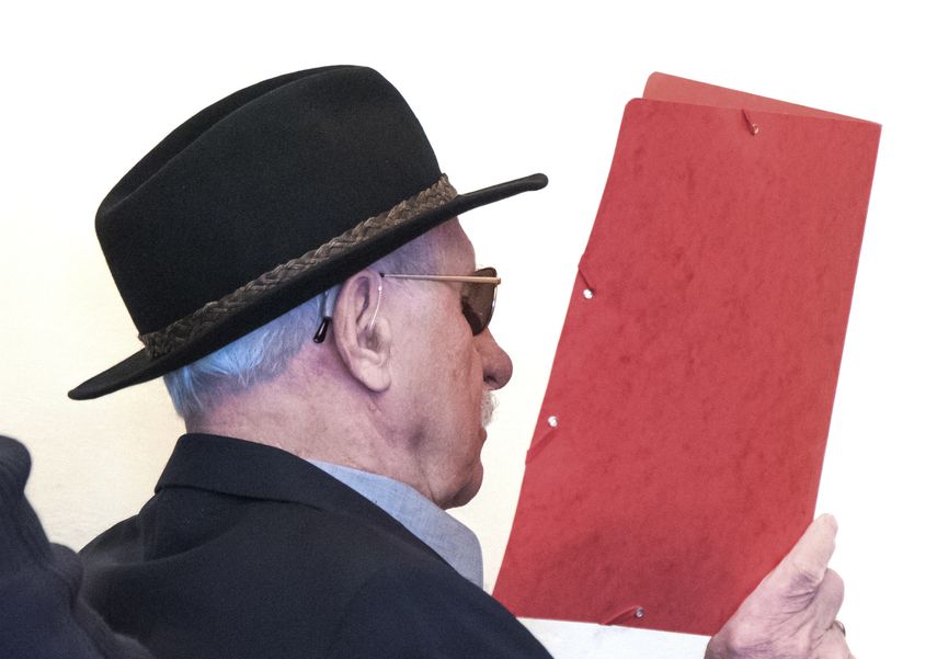 El exguardia de campo de concentraci&oacute;n nazi Bruno Dey, de 93 a&ntilde;os, asiste a su juicio en la corte regional de Hamburgo, Alemania, jueves 17 de octubre de 2019.