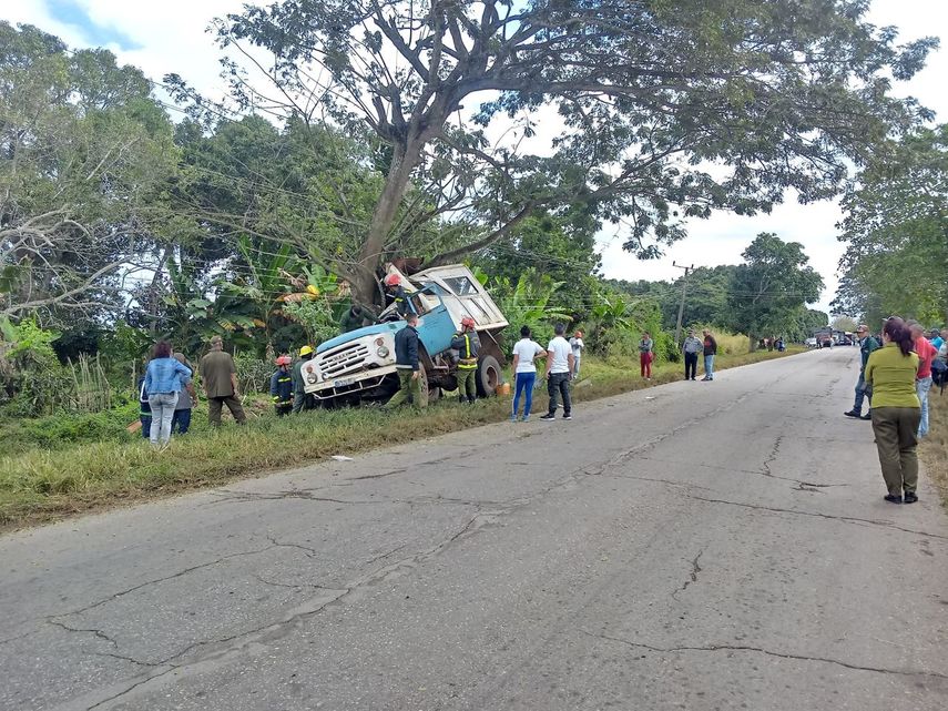 Así quedó el camión de pasajeros tras estrellarse contra un árbol en Matanzas, Cuba. La periodista Iris Quintero Zulueta publicó en las redes sociales fotos de la tragedia.&nbsp;