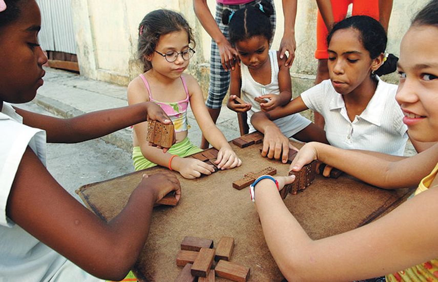  Un grupo de niñas juegan dominó en el popular barrio de Centro Habana, en capital cubana, La Habana. (EFE)