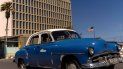 Un auto clásico pasa cerca de la embajada de EEUU en La Habana, Cuba, el jueves 3 de marzo de 2022.