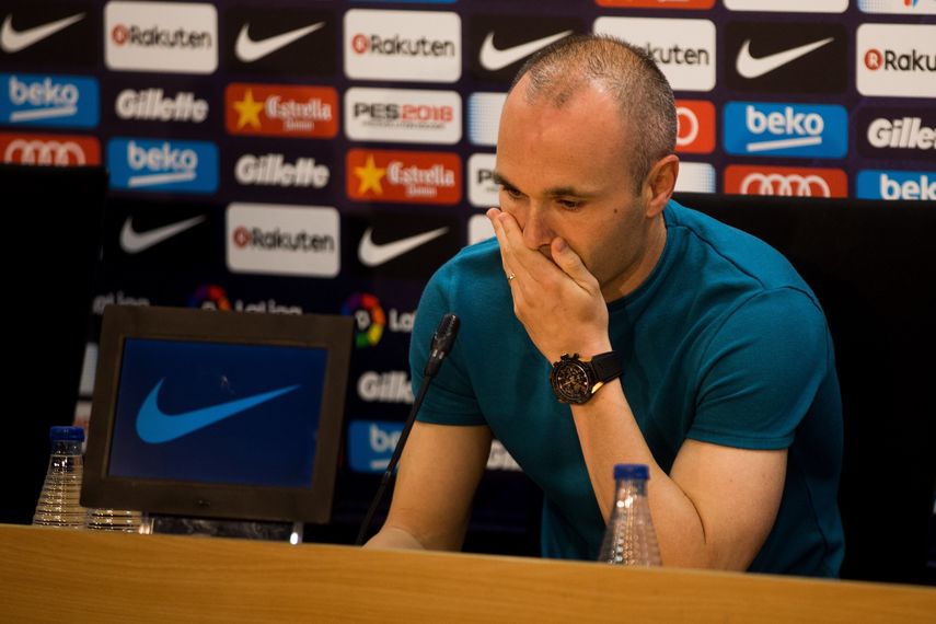 Iniesta, de 34 años, no pudo ocultar las lágrimas al momento de anunciar su despedida.