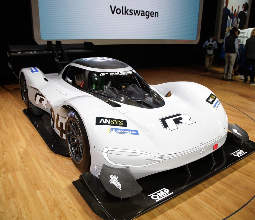 El vehículo de carreras eléctrico Volkswagon IDR es presentado durante el show del motor Automobility LA en el Centro de Convenciones en Los Ángeles, California.