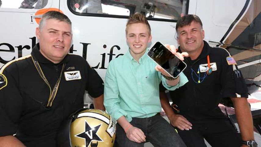 Tras el accidente el joven fue enfático al afirmar que seguirá usando  iPhone “hasta el final de mis días”. (Vanderbilt University Medical Center)