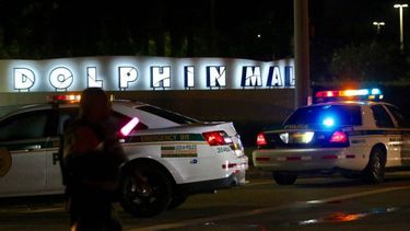 Las autoridades policiales de la ciudad de Sweetwater cerraron todos los accesos al centro comercial Dolphin Mall, en Miami.