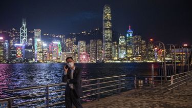 Un hombre habla por teléfono con la vista de Hong Kong a sus espaldas, el miércoles 19 de octubre de 2022.&nbsp;