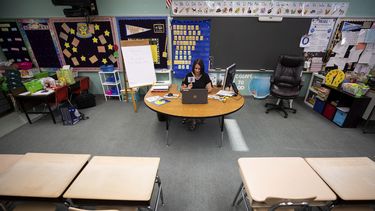 Fotografía de archivo del 27 de agosto de 2020 de la maestra de primero de primaria de la Escuela Primaria Valley View, Janelle Benke, dando una clase virtual en su salón vacío en el primer día de clases en Blakely, Pensilvania.&nbsp;