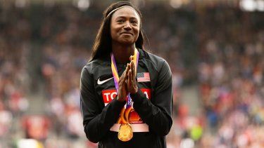Tori Bowie recibe la medalla de oro tras ganar los 100 metros femeninos del Mundial de atletismo, el 7 de agosto de 2017, en Londres.