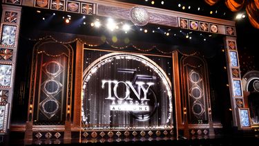 El escenario antes del inicio de la 75.ª entrega de los premios Tony el 12 de junio de 2022 en Nueva York. El 2 de mayo dieron a conocer la lista de nominados para la entrega del 11 de junio de 2023.