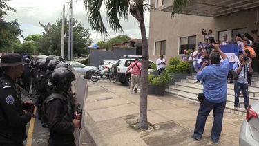 Un grupo de policías del régimen de Daniel Ortega se apostó frente a un hotel donde jóvenes opositores sostenían una reunión en Managua, Nicaragua.