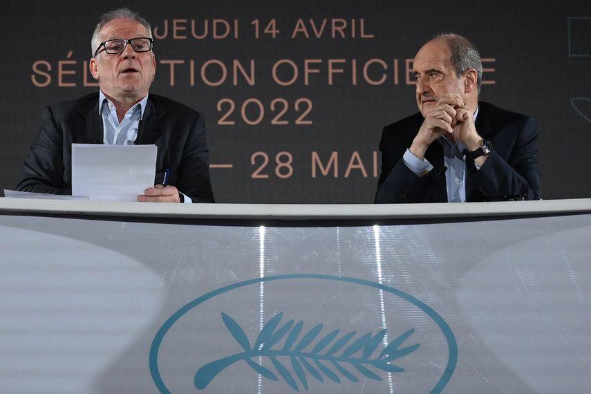 El delegado general del Festival de Cine de Cannes, Thierry Fremaux, habla con el expresidente del evento, Pierre Lescure, durante la presentación de la Selección Oficial del 75º Festival de Cine de Cannes en el cine UGC Normandie en París el 14 de abril de 2022. Film colombiano llega a la Semana de la Crítica en Cannes.