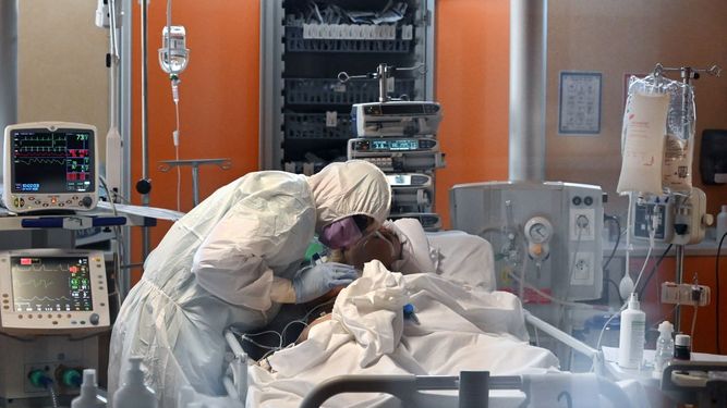 Un médico con equipo de protección atiende a un paciente el 24 de marzo de 2020 en la nueva unidad de cuidados intensivos para casos de coronavirus COVID-19, en el hospital Casal Palocco en Roma. &nbsp;