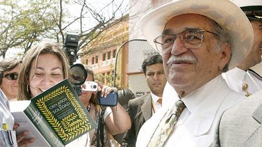 Fotografía de archivo del 2007 del Premio Nobel de Literatura Gabriel García Márquez, firmando ejemplares de la edición especial de su obra Cien años de soledad, en Cartagena donde inauguró el IV Congreso Internacional de la Lengua. EFE/ARCHIVO/Balle
