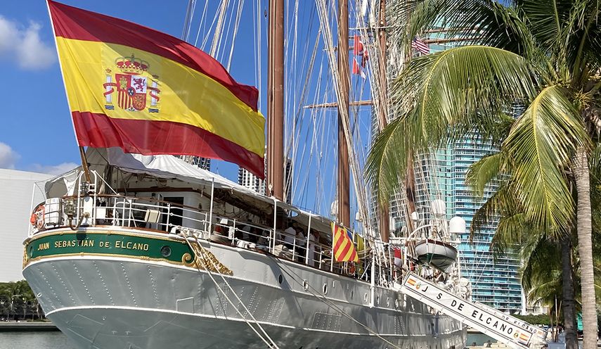El buque escuela español San Sebastián de Elcano enarbola la enseña nacional.