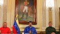 En esta foto difundida por la Oficina de Prensa de Miraflores, el dictador de Venezuela, Nicolás Maduro, al centro, flanqueado por el ministro de Defensa de Venezuela, general Vladimir Padrino López, a la derecha, Diosdado Cabello, segundo al mando del chavismo
