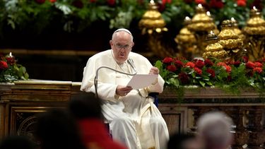 El papa Francisco preside una misa el domingo 5 de junio de 2022, en la Basílica de San Pedro.