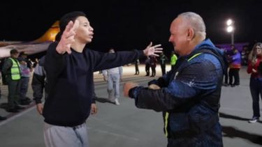 Un acusado por la policía de Nueva York saluda al ministro del régimen de Maduro, Diosdado Cabello cuando aterrizó en Venezuela tras ser deportado por EEUU