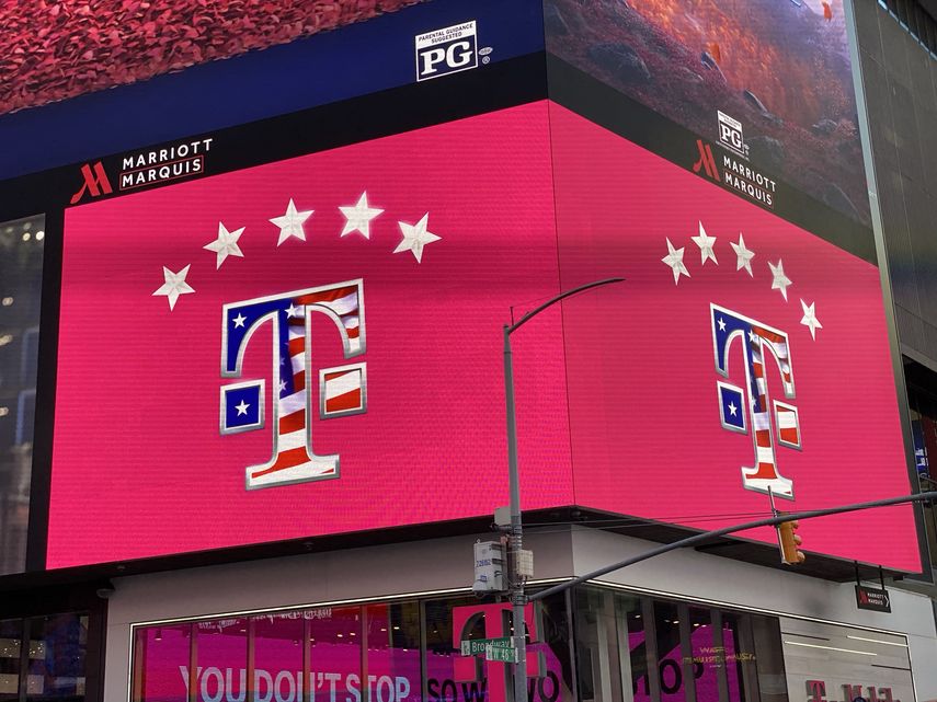 Logo de la compa&ntilde;&iacute;a T-Mobile con la bandera de EEUU en un hotel Marriot.