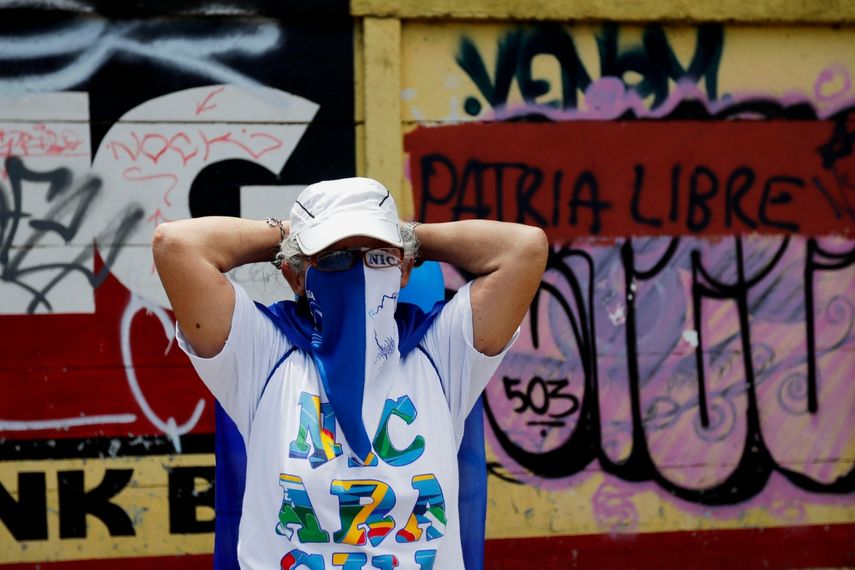 Mujer protesta contra el régimen de Nicaragua.