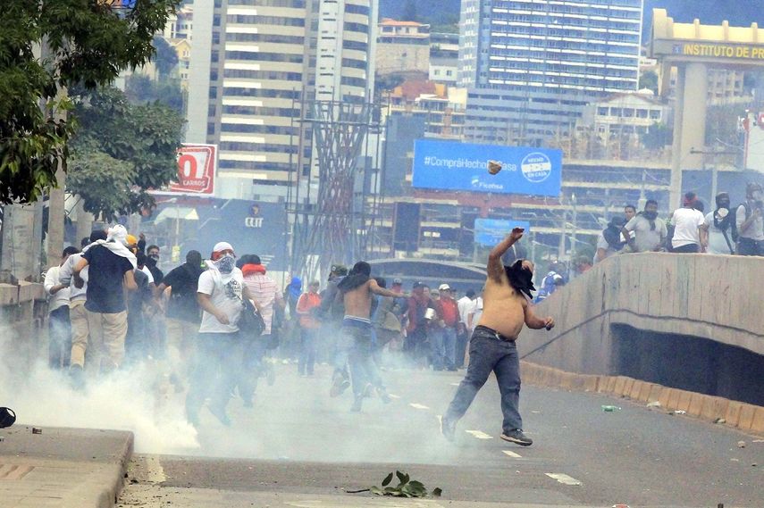 La violencia asomó en varias ciudades de&nbsp;Honduras&nbsp;con protestas de la oposición contra un fraude para quitarle el triunfo a su candidato presidencial, Salvador Nasralla.