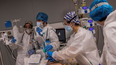Un equipo médico del Hospital Enfermera Isabel Zendal practica una broncoscopia con fibra óptica a un paciente de la sala de UCI de COVID-19 del centro, en Madrid, España, el lunes 18 de enero de 2021.&nbsp;