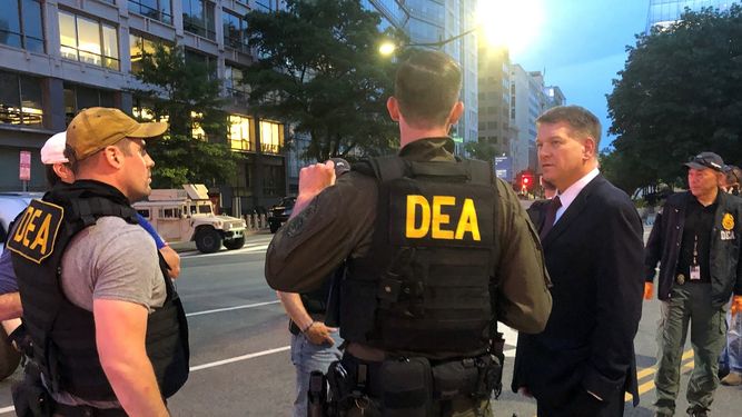 En esta foto del 3 de junio de 2020, el administrador interino de la DEA Timothy Shea, visita un retén en Washington. Más de 1.500 personas han sido arrestadas en los últimos tres meses como parte de un proyecto de la DEA contra el crimen violento.&nbsp;