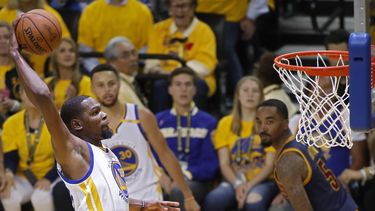 Durant aportó 38 puntos con ocho rebotes y ocho asistencias para guiar el primer triunfo del equipo californiano en la final de la NBA.&nbsp;