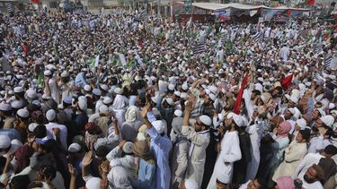 Simpatizantes del partido pol&iacute;tico Jamiat Ulema e-Islam escuchan un discurso de su l&iacute;der mientras se re&uacute;nen para dar comienzo a una protesta en contra del gobierno paquistan&iacute;, en Karachi, Pakist&aacute;n, el domingo 27 de octubre de 2019.&nbsp;