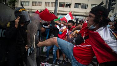 En Lima, también se registran protestas. La gente choca con la policía antidisturbios durante una protesta contra el gobierno del presidente de Perú, Pedro Castillo, en Lima el 05 de abril de 2022. 