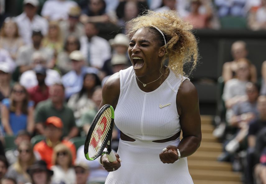 En esta foto de archivo del 9 de julio de 2019, Serena Williams festeja tras ganar un punto contra su compatriota estadounidense Alison Riske en Wimbledon&nbsp;