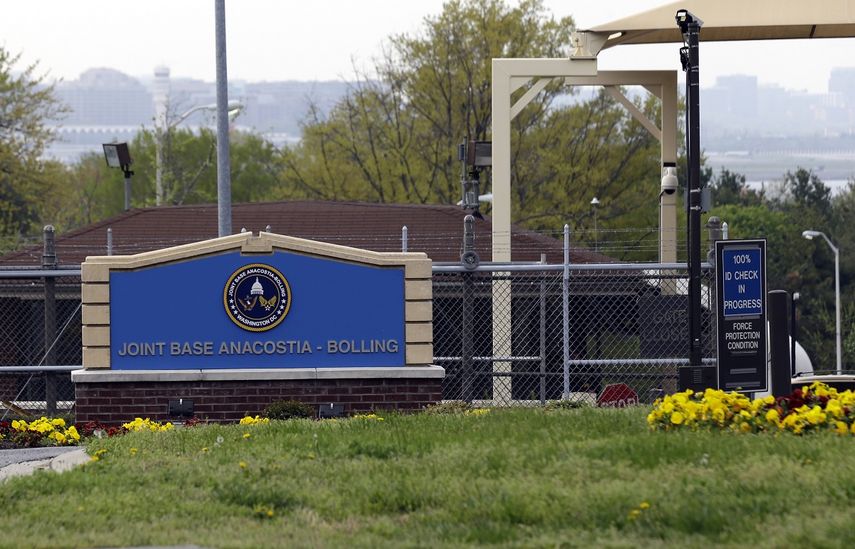 La foto de archivo del 17 de abril de 2013 muestra la entrada de la base militar Anacostia-Bolling en Washington. La base cerró de emergencia el viernes 13 de agosto de 2021 al informarse de la presencia de una persona armada en su interior.&nbsp;