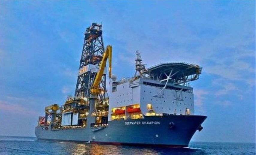 Barco-taladro Deepwater Champion al servicio de la petrolera Exxon-Mobil. (@botellazo) 