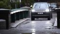 Un convoy de vehículos llega a las puertas de Balmoral Estate en Ballater, Escocia, el 8 de septiembre de 2022, y se cree que transporta a los príncipes William, Andrés y Eduardo.