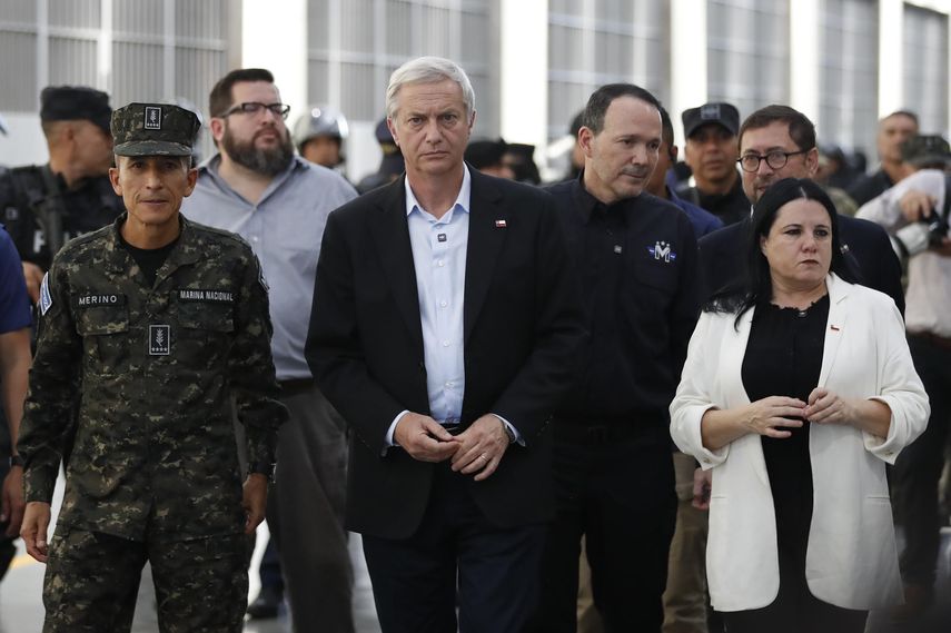 &nbsp;El presidente electo de Chile, José Antonio Kast recorre junto al ministro de Defensa de El Salvador, René Merino Monroy, y la que será la ministra de Seguridad de Chile, Trinidad Steinert, la cárcel de máxima seguridad para pandilleros, Centro de Confinamiento del Terrorismo, este viernes, en San Salvador (El Salvador).