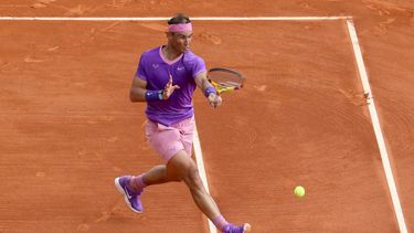 El español Rafael Nadal juega un regreso durante su partido de individuales de segunda ronda contra el argentino Federico Delbonis en el quinto día del torneo Montecarlo ATP Masters Series en Mónaco el 14 de abril de 2021. &nbsp; &nbsp;