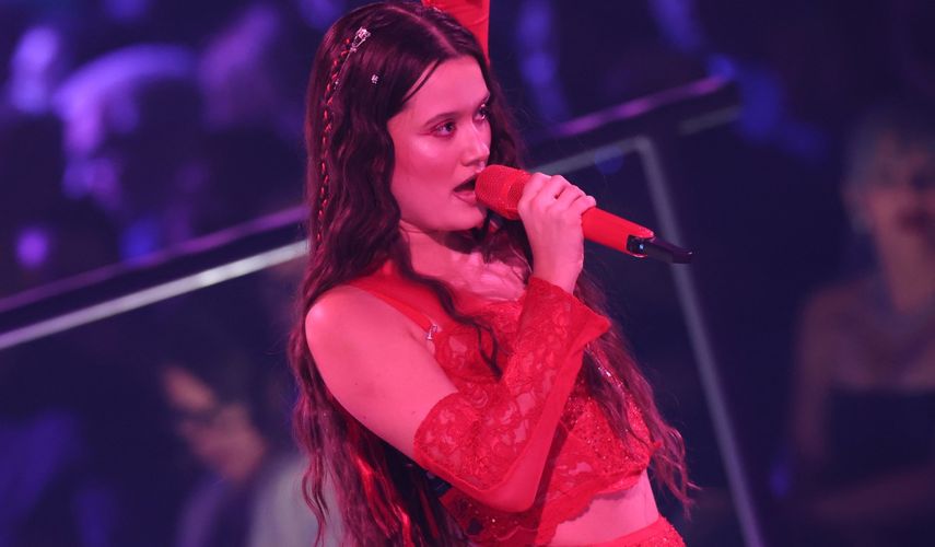 La cantautora venezolana Joaquina actúa en el escenario durante la 26.ª entrega anual de los Premios Latin Grammy en el MGM Grand Garden Arena de Las Vegas, Nevada, el 13 de noviembre de 2025.&nbsp;