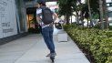 Preocupa la circulación de las patinetas por las aceras a 15 millas por hora. Preocupa la circulación de las patinetas por las aceras a 15 millas por hora.